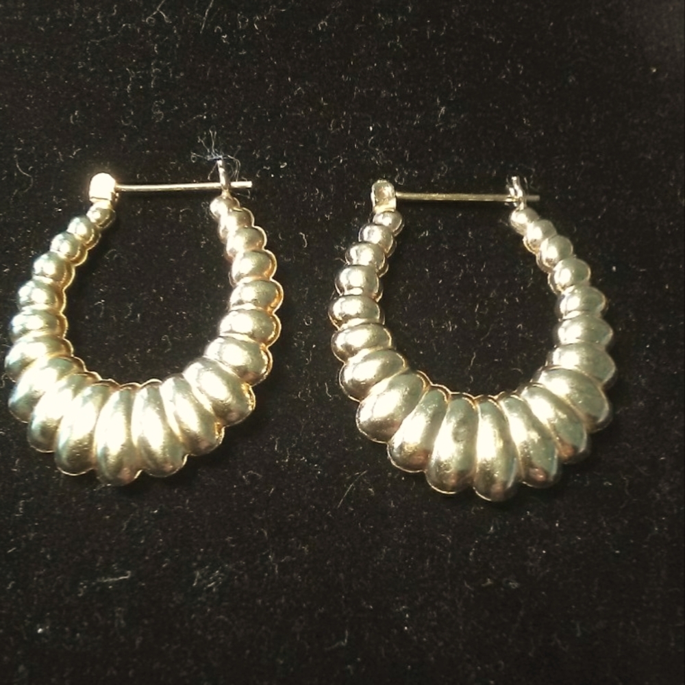 VINTAGE Chic SHELL 14KT. GOLD Hoop Earrings 2.8 GRAMS. (SEE PIC. FOR SIZE)